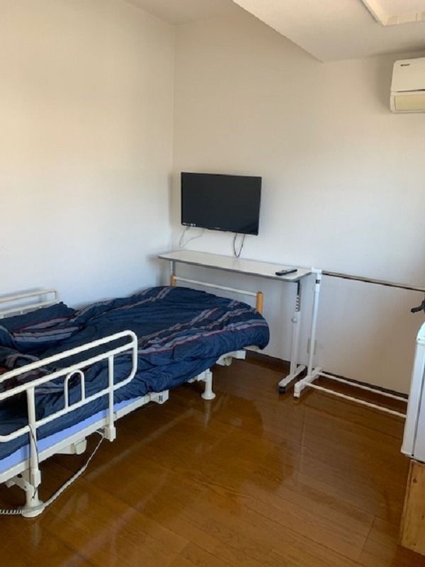 シンプルな個室のベッド