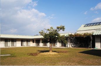 広々とした庭園の施設外観