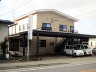 一軒家のような大きな建物の様子。介護施設『リニアサロンニュー風ぐるま』の建物写真