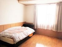 明るい日差しが差し込む小さな部屋の様子。施設に用意されている個室の写真