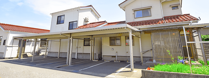 明るい外観の施設エントランス