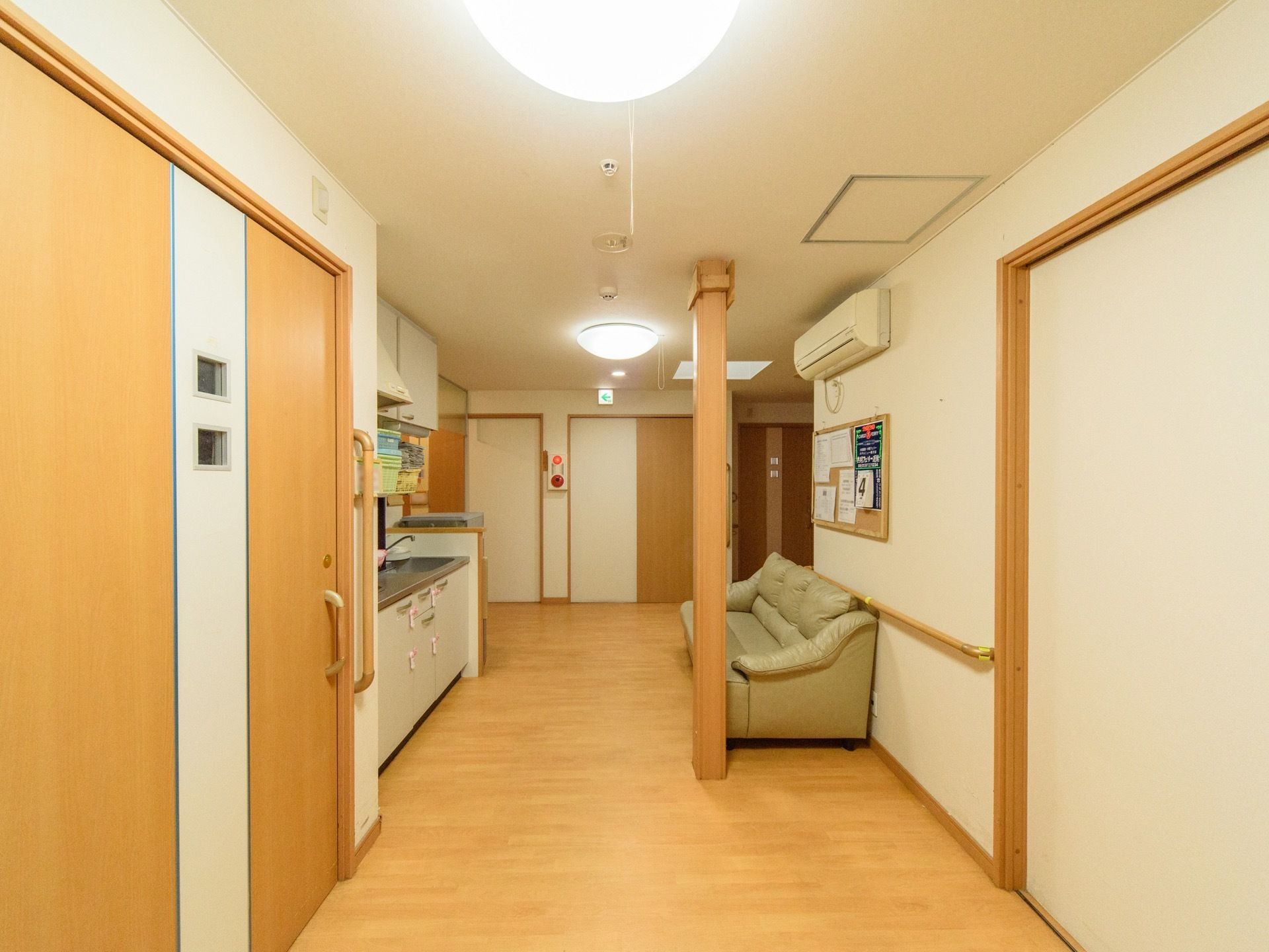廊下の一角にはソファーが設置され、自由に休憩をとれるようにしてある。向かい側にはキッチンと冷蔵庫が配置されている。