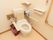 明るい小花柄の内装のトイレは、広く居心地の良い雰囲気になっている。安全対策のため、便器には背もたれ付きの手すりが設置されている。