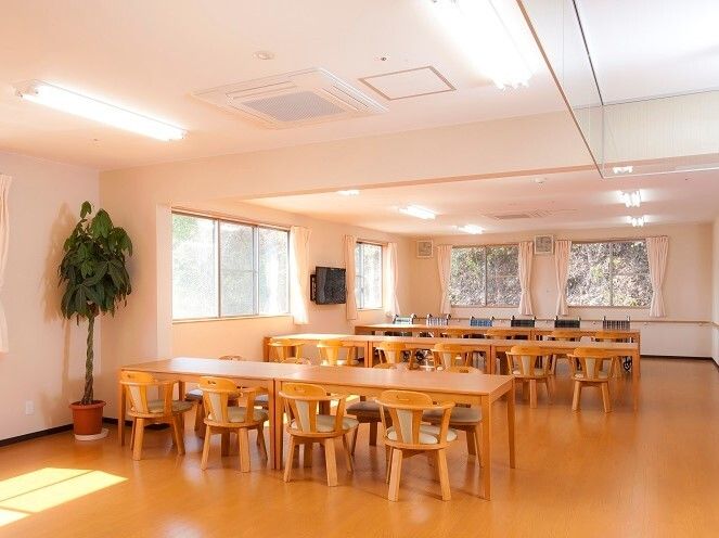 テレビや観葉植物が設置された食堂には木製のダイニングテーブルセットが置かれ、日当たりも良好。