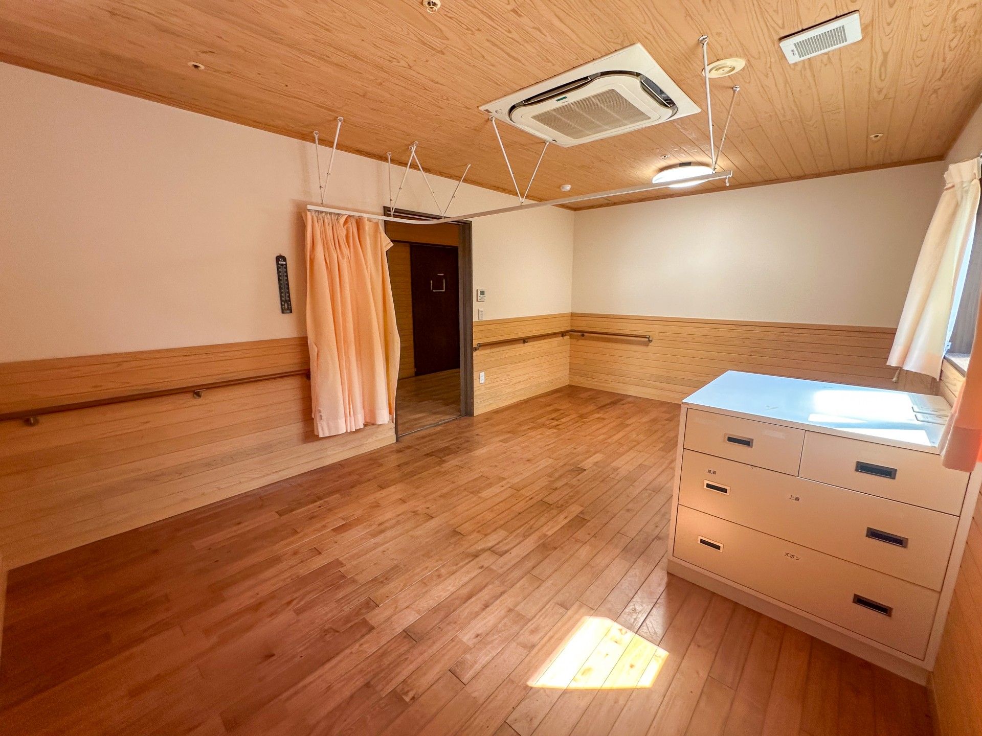 木目調の落ち着いた部屋