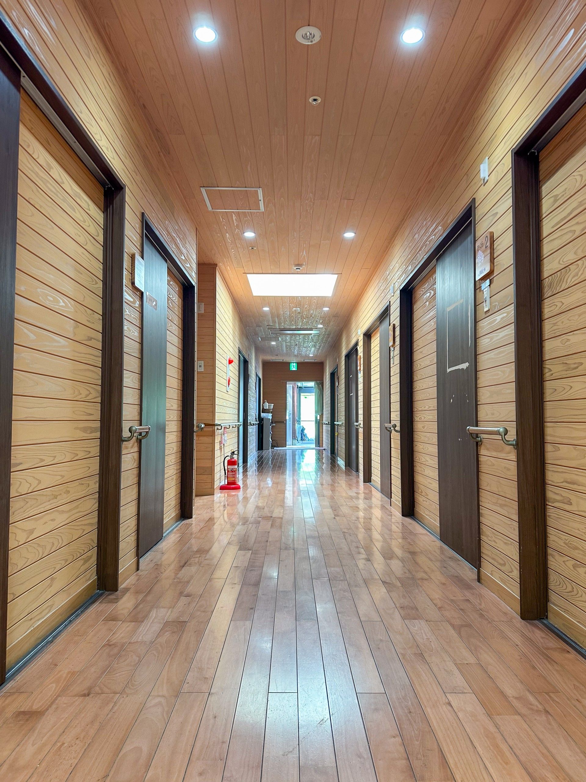 木目調の廊下