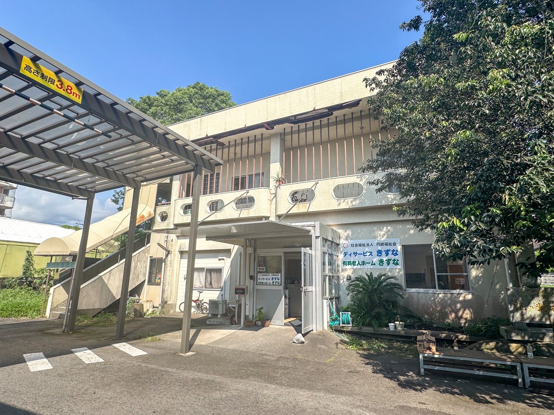 日差しが差し込む建物の外観