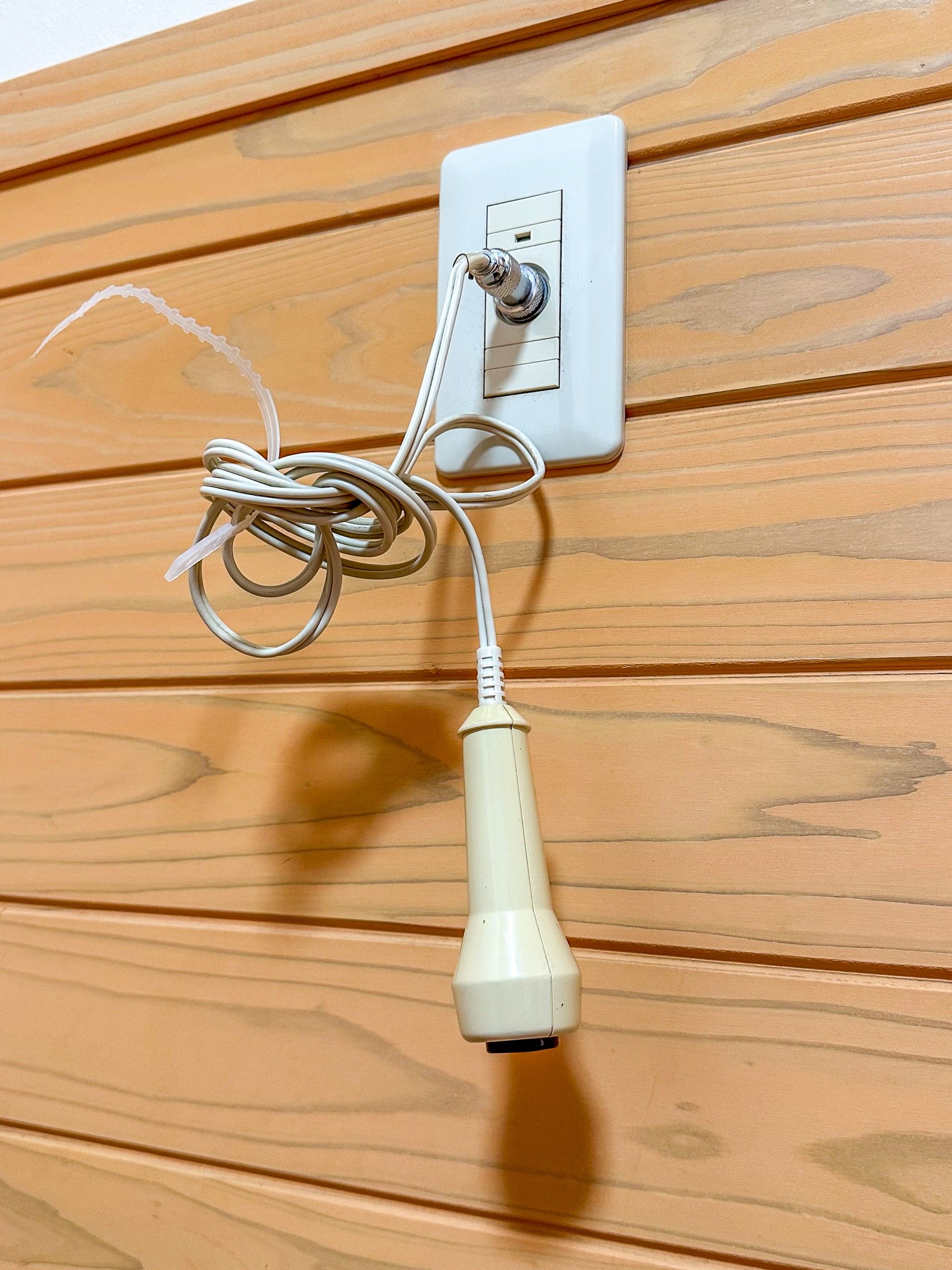 壁の呼び出しボタン