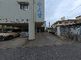 静かな通りに面した建物の外観