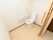 手すりや非常呼出しボタンを完備した、スライドドアの広い個室トイレである。段差がなく車椅子のまま入室可能である。