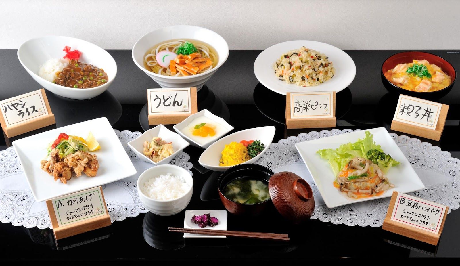 複数のダイニングテーブルセットが置かれている。窓際にはカウンター席もある食堂。