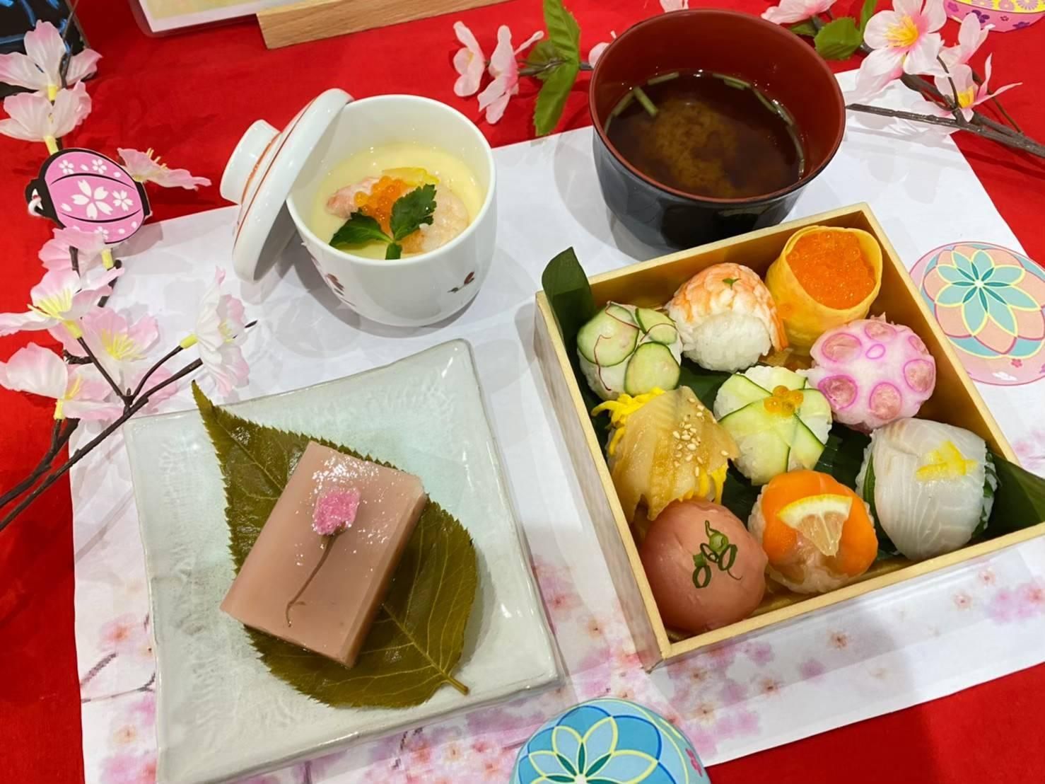 白い花が飾られているエントランスにはレザー調の一人用の椅子が2脚置かれている。