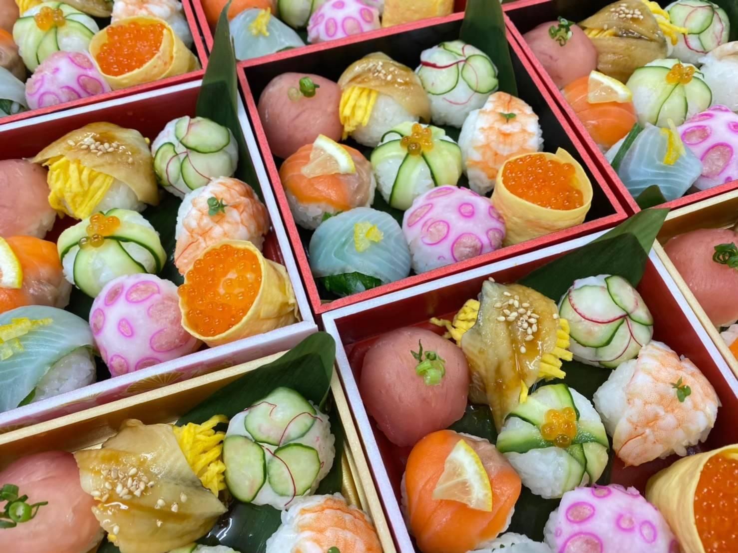 大きな窓から周辺の風景を見ることができる食堂。赤や椅子がセットされた異なるデザインのテーブルがある。