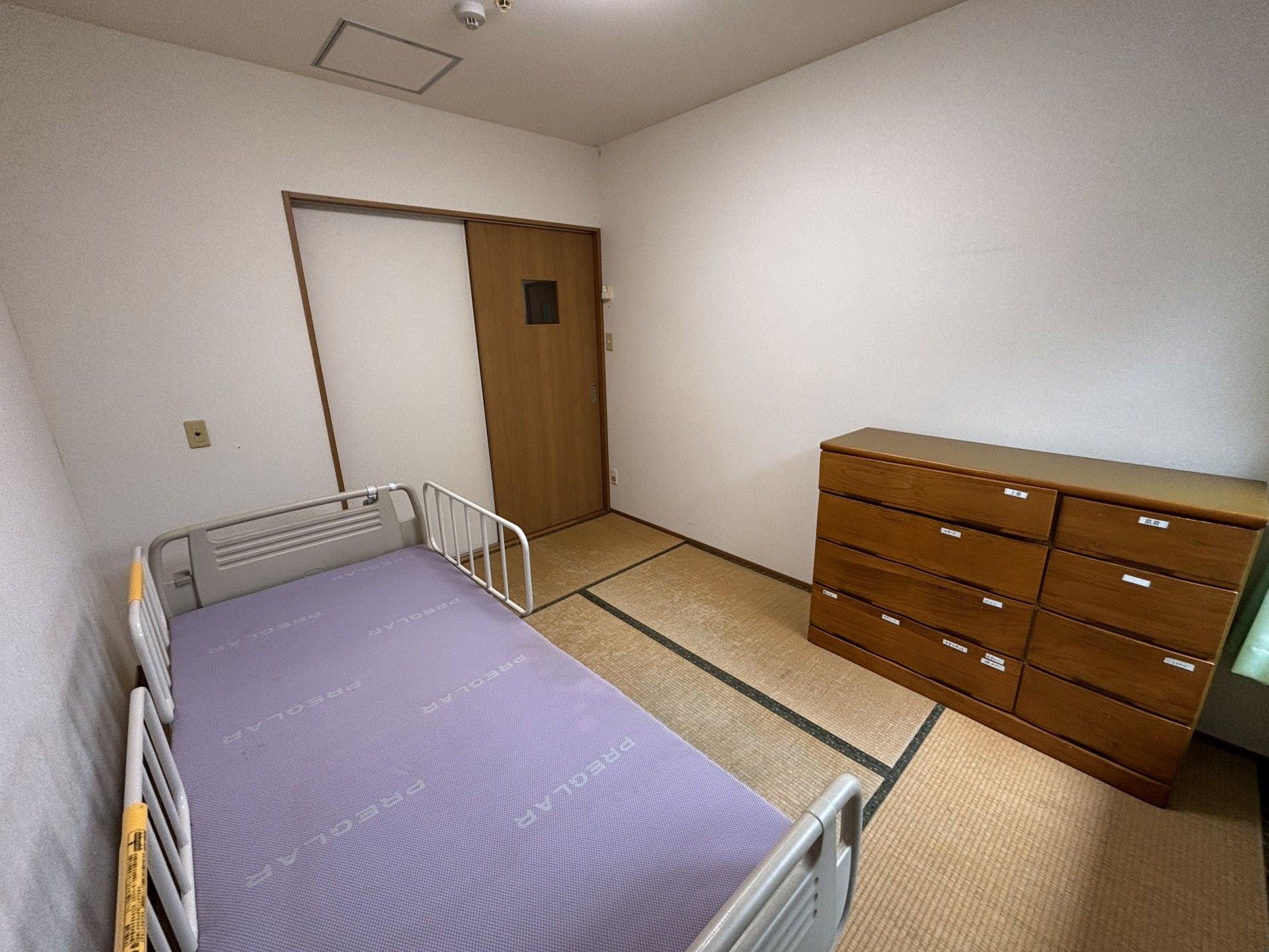 畳のある落ち着いた部屋