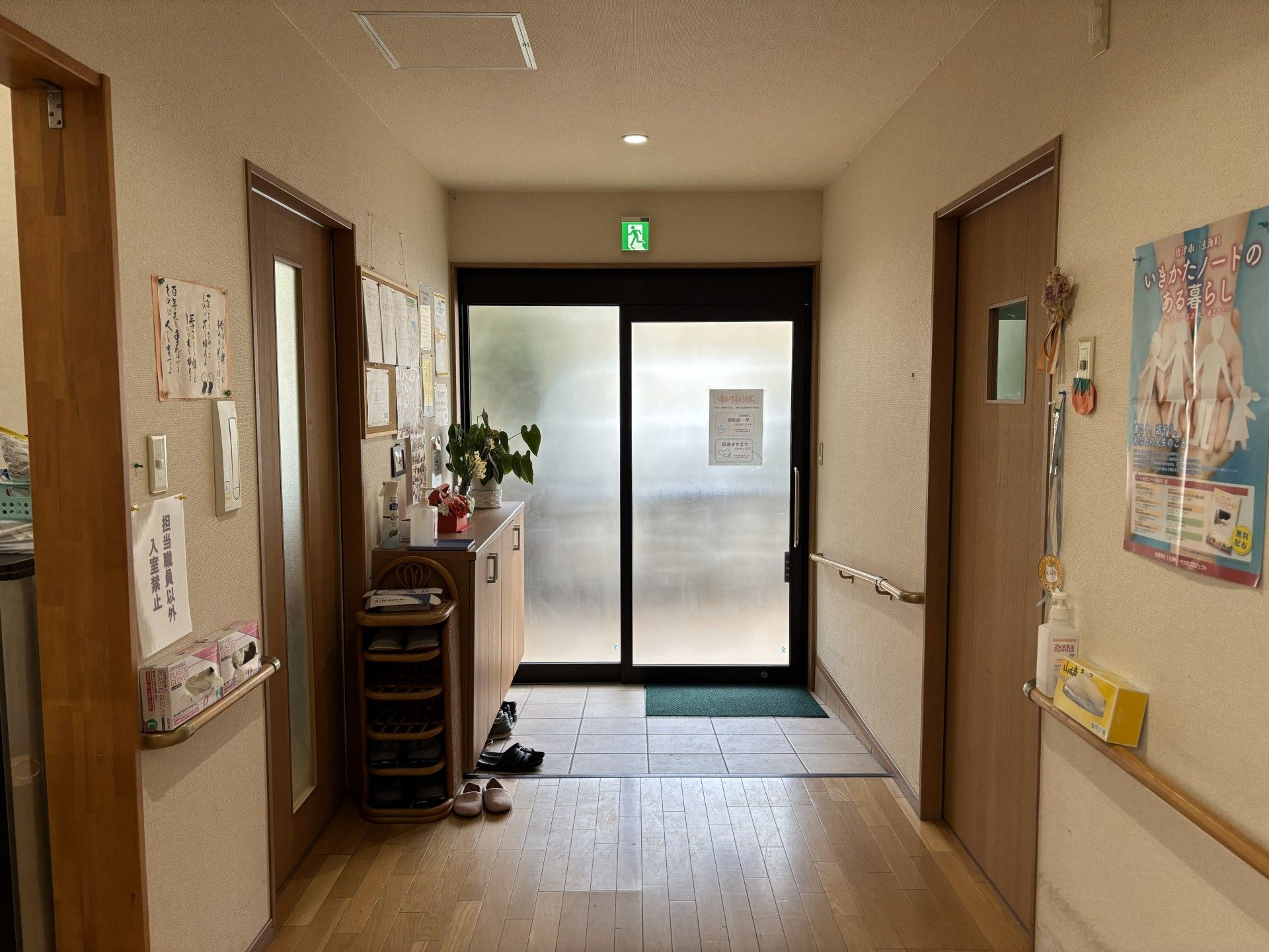 明るい廊下の出入口