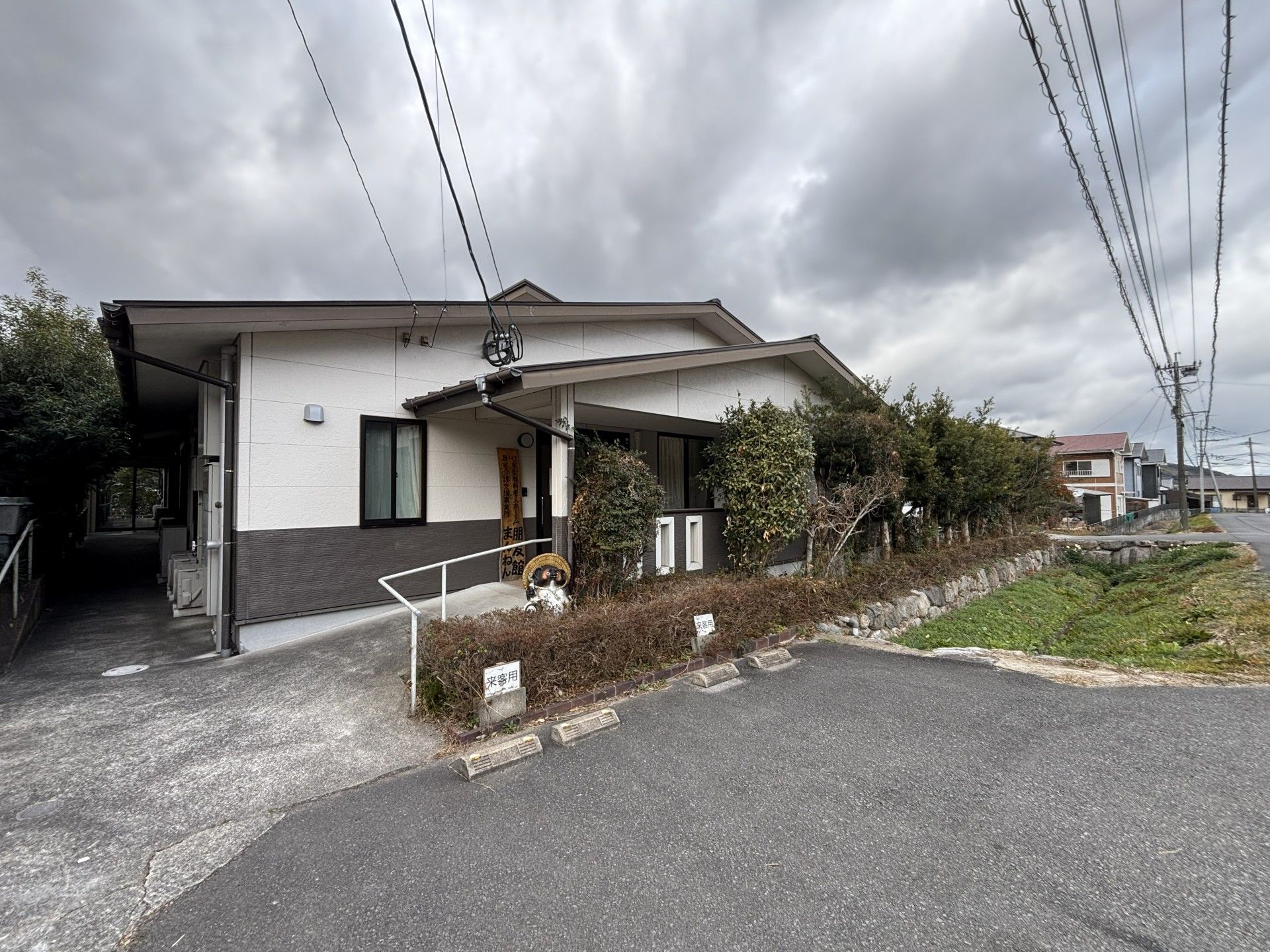 落ち着いた外観の建物