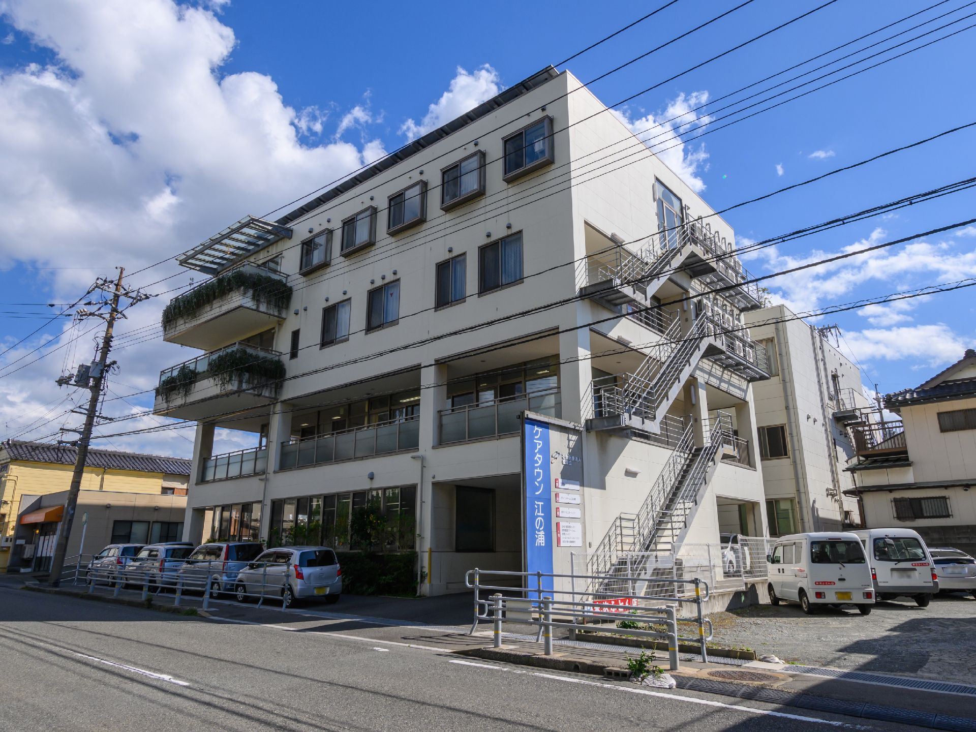 駐車場も近くに設置してある介護施設の外観