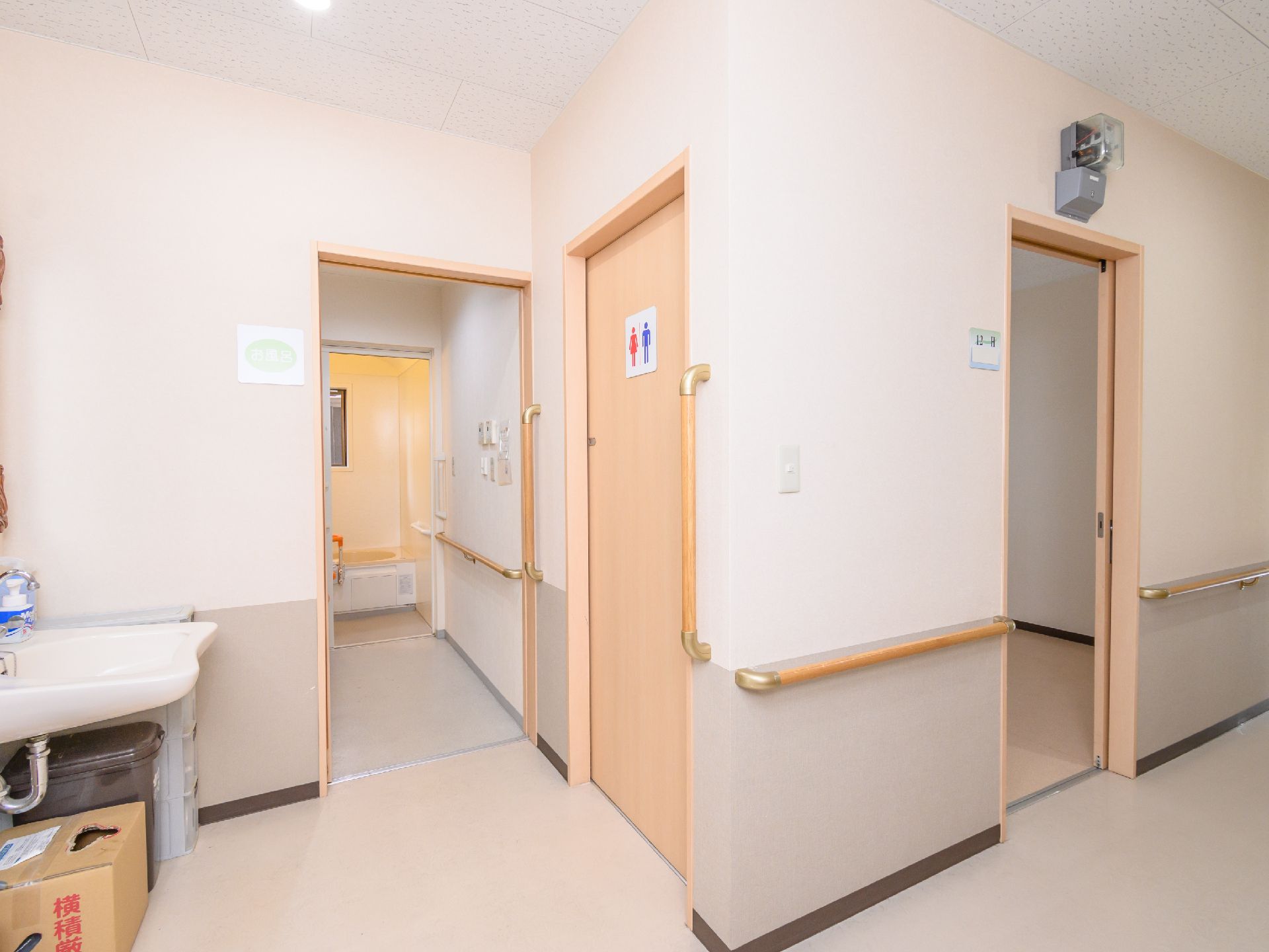 高齢者施設の館内にある廊下