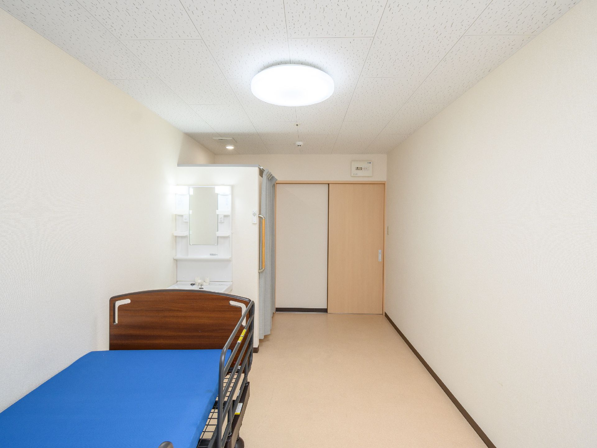 カーテンで仕切られたトイレが設置されている居室