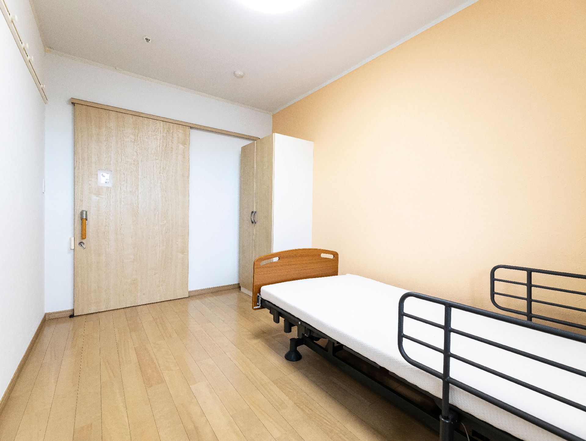 介護ベッドが設置された、引き戸になっている居室