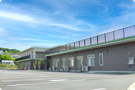 広々とした駐車場のある建物