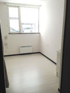 家具や家電は持ち込まれていないシンプルなワンルームタイプの部屋には、パネルヒーターが設置され洗面所も付いている。
