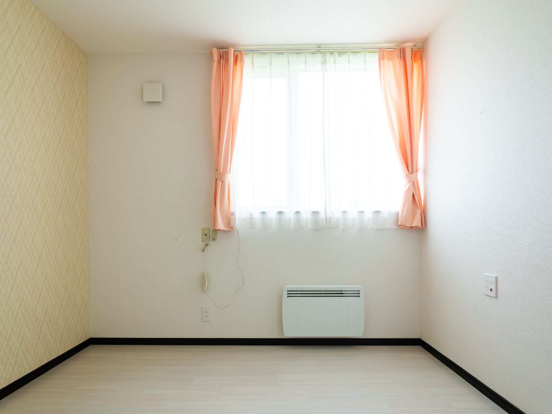 エアコンが設置してあり、おしゃれな絨毯が引いてある居室