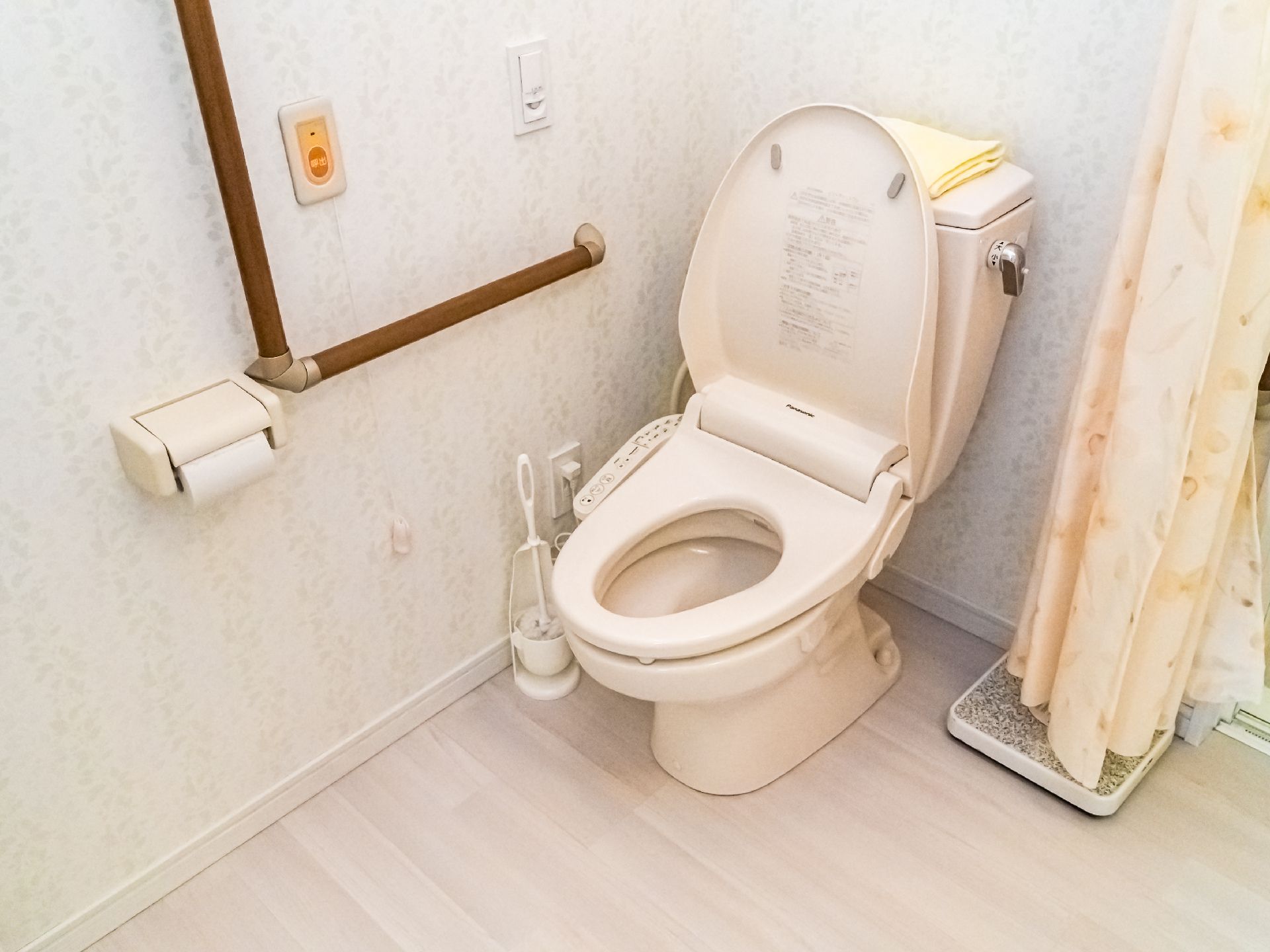 バリアフリー設計のなされた、高齢者でも利用しやすいトイレ