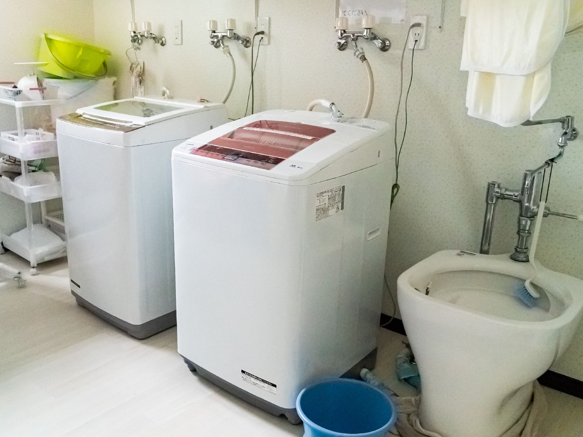 洗濯機が設置された入居者の洗濯物を洗える共同の洗濯場