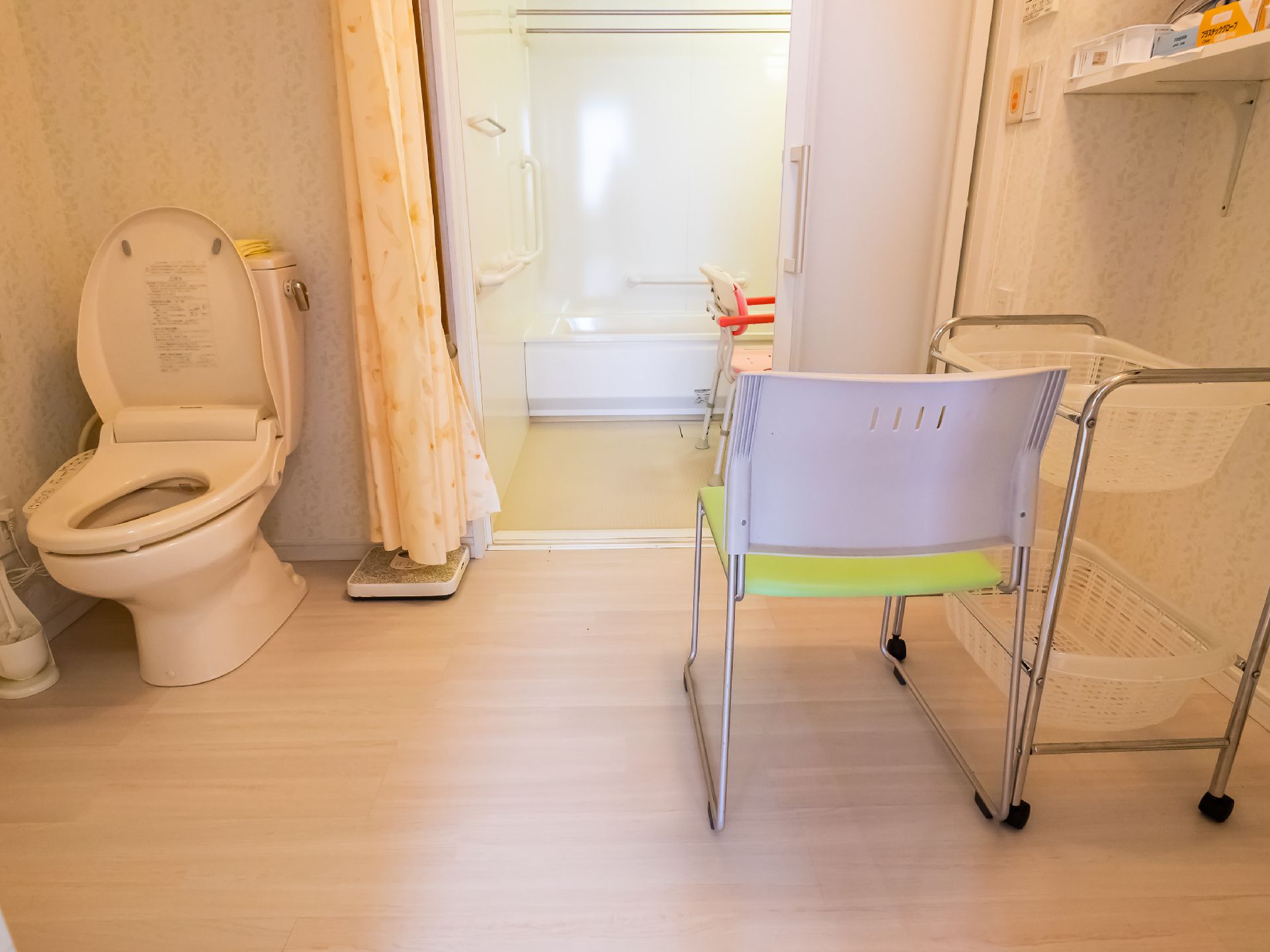 椅子やトイレが設置されている脱衣所