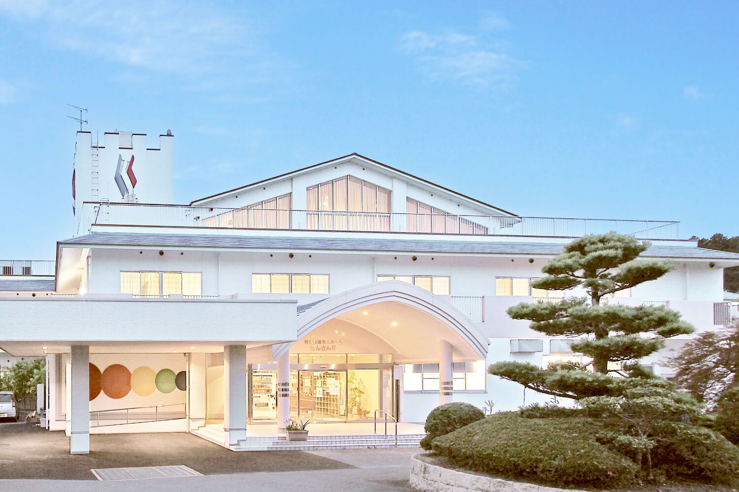 明るい外観の建物正面