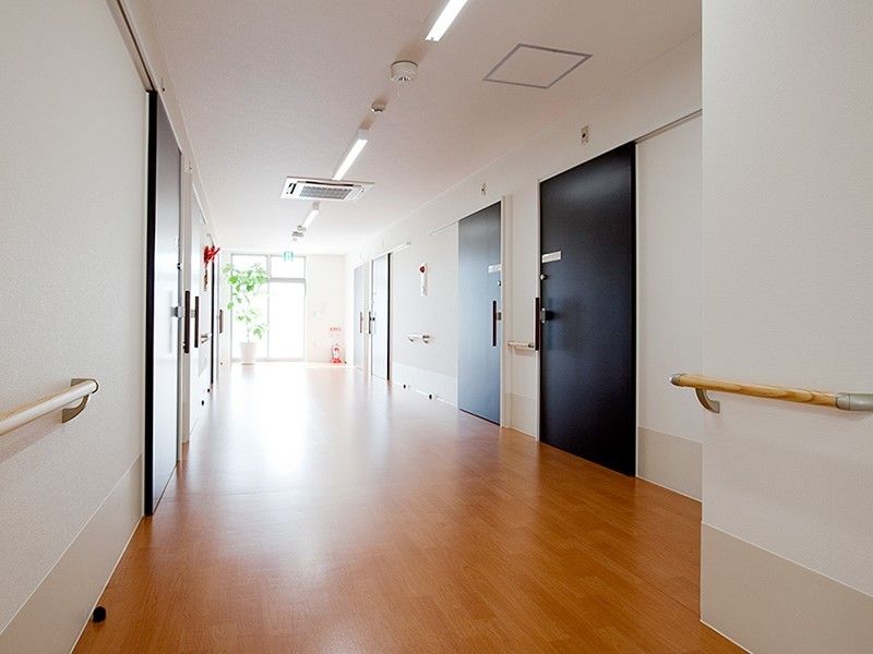 居室のドアが両サイドに並び、手すりも全域につけられた廊下は日当たりも良好。
