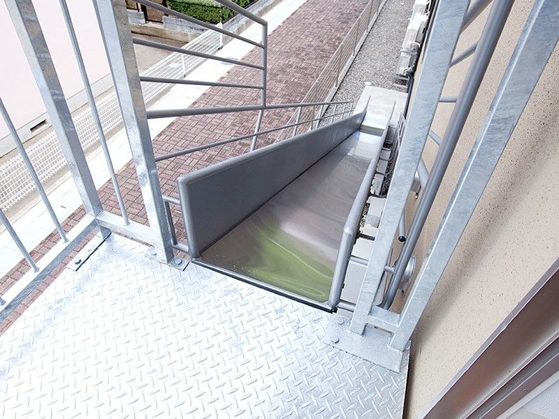屋外に設置され滑り台。避難用ですぐに階下へ行けるようになっている。