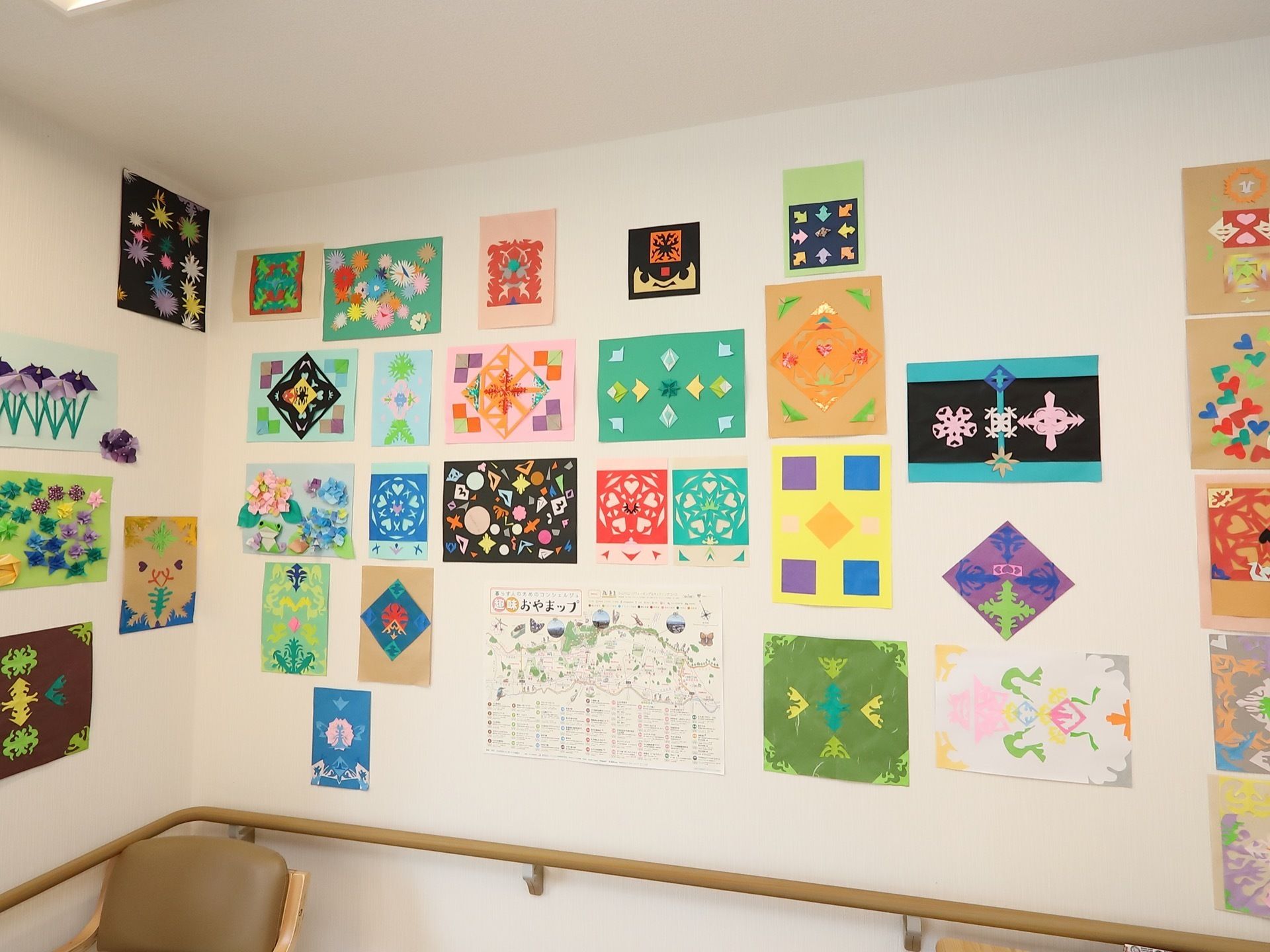 共有スペースの壁には、切り絵や折り紙など入居者様の作品が飾られている。日々生き生きと暮らしていただけるよう、細かい配慮を行っている。