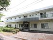 白壁の２階建て施設は、自然の多い周囲にしっくりと馴染んでいる。住宅街にあるので、騒音などの問題がなく、穏やかに生活できる。
