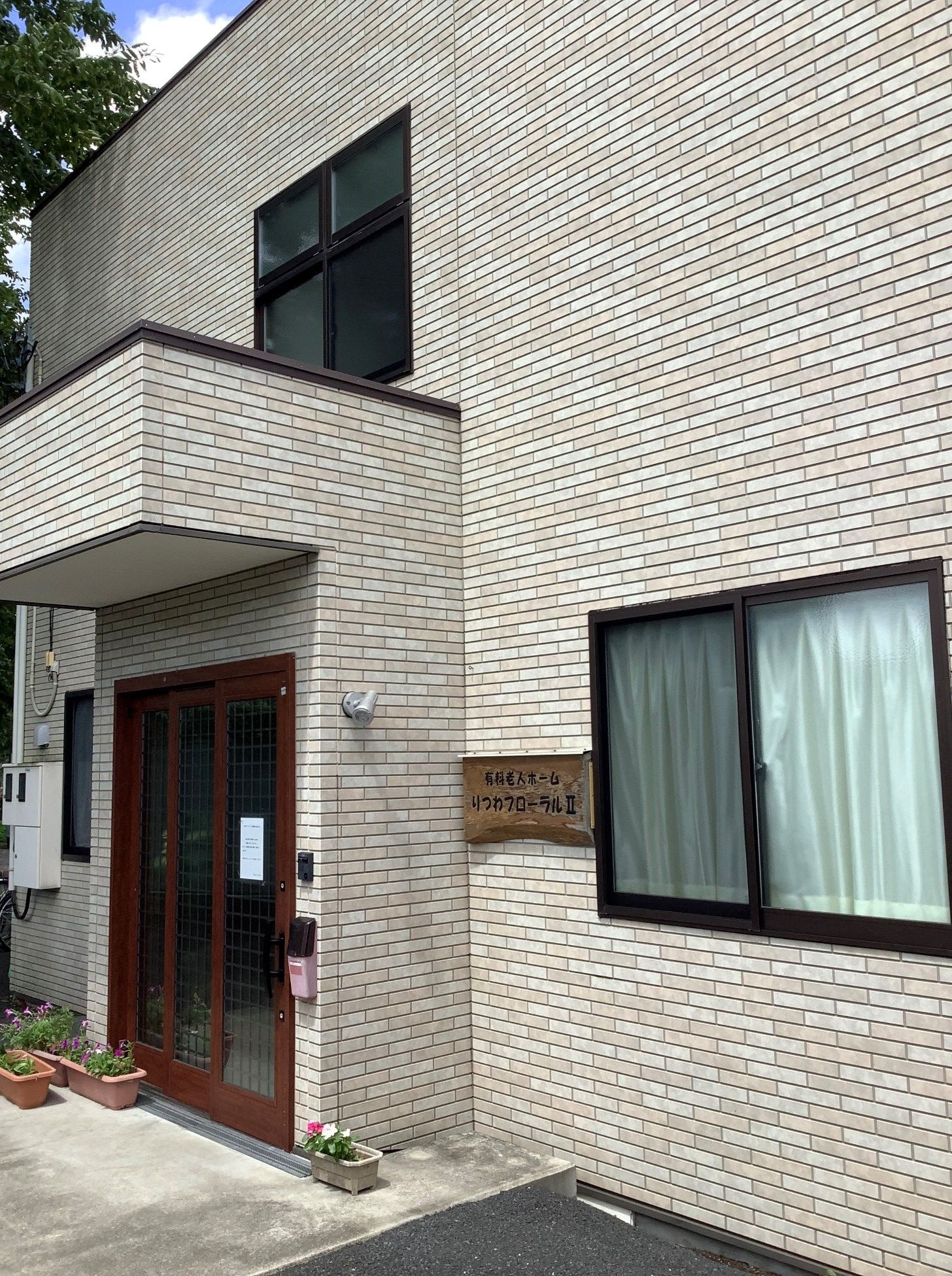 清潔感のある建物入口