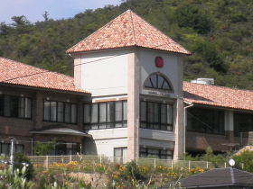 緑に囲まれた建物外観