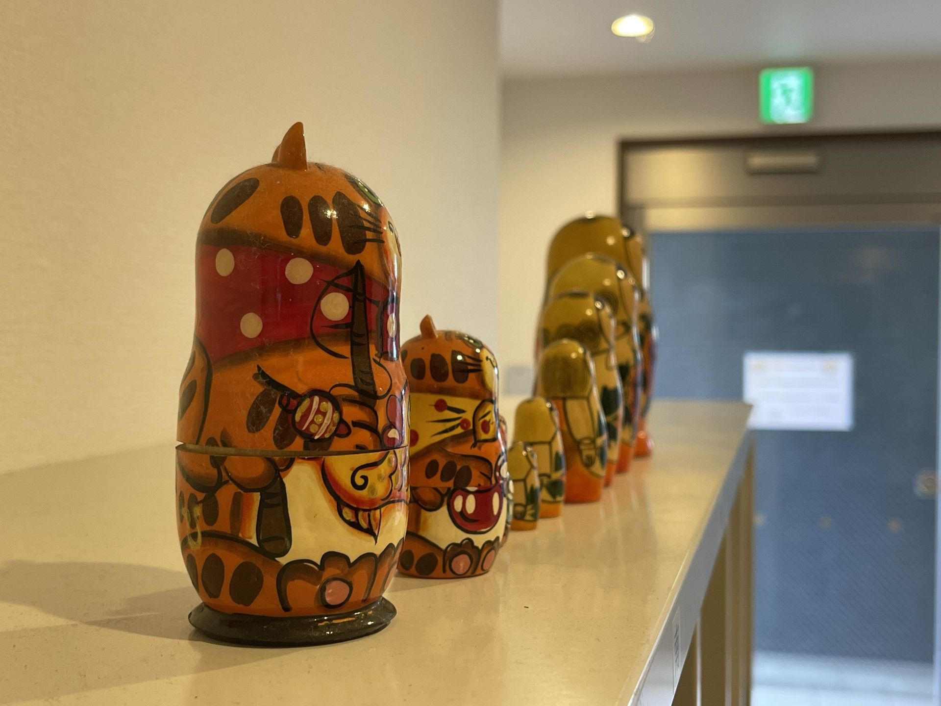 色鮮やかなオブジェの廊下