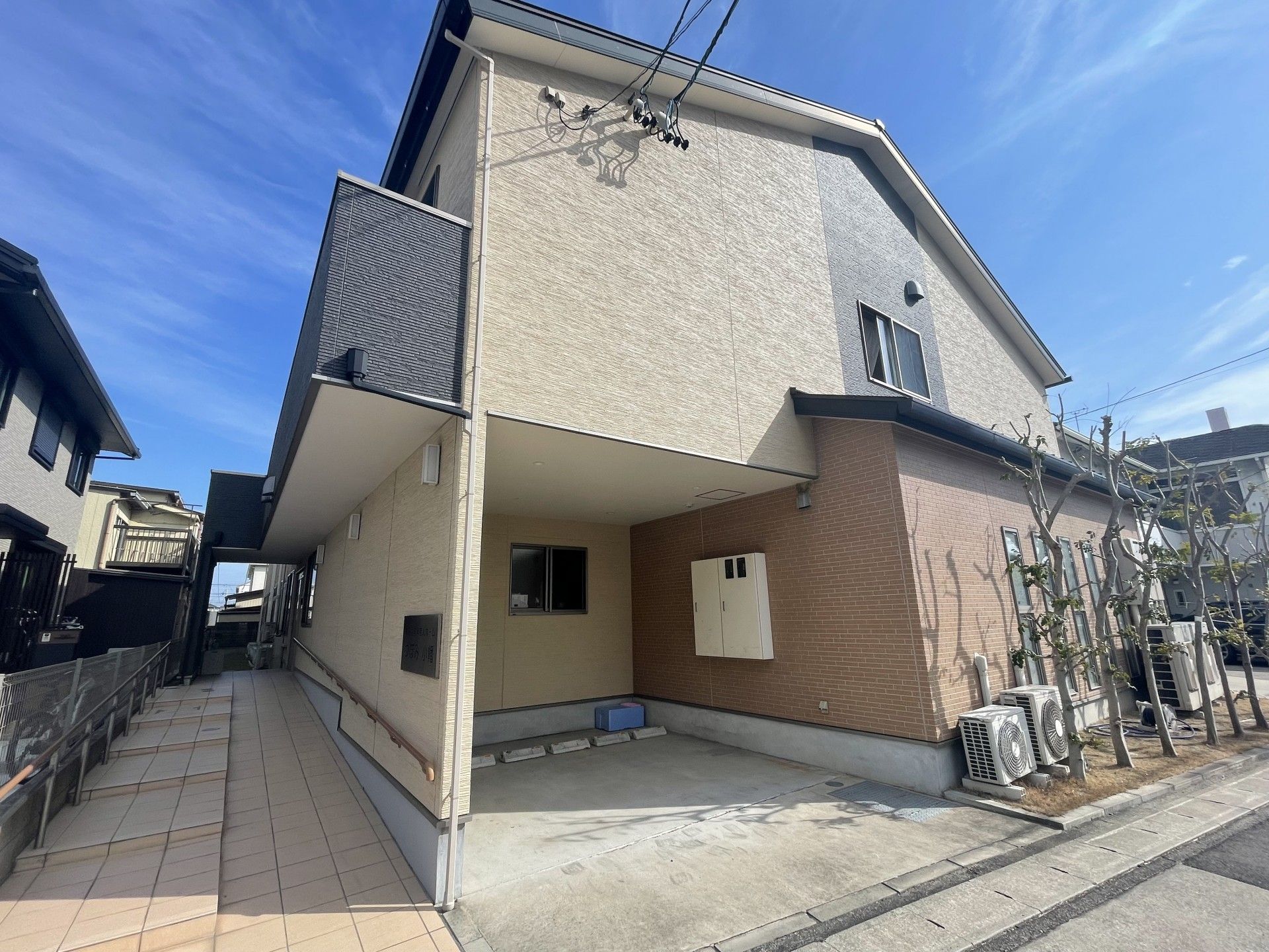明るく落ち着いた外観の建物