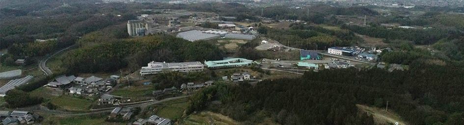 緑豊かな施設全景