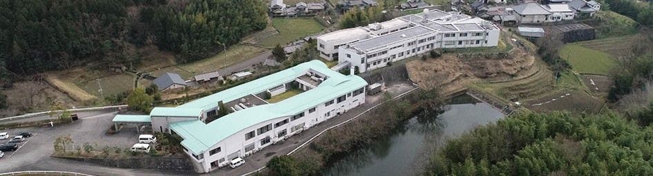 自然に囲まれた施設全景