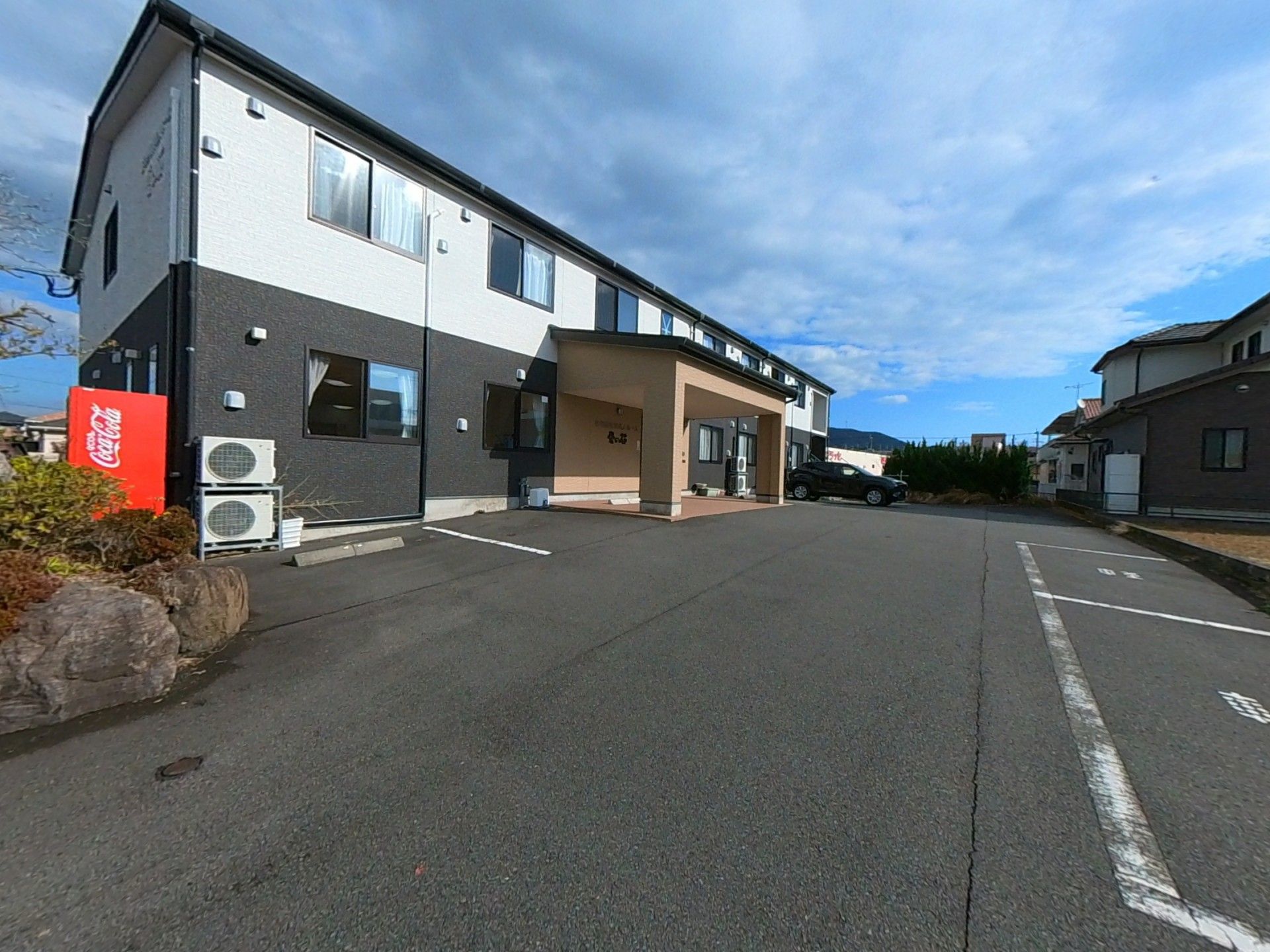 建物の外観と駐車場