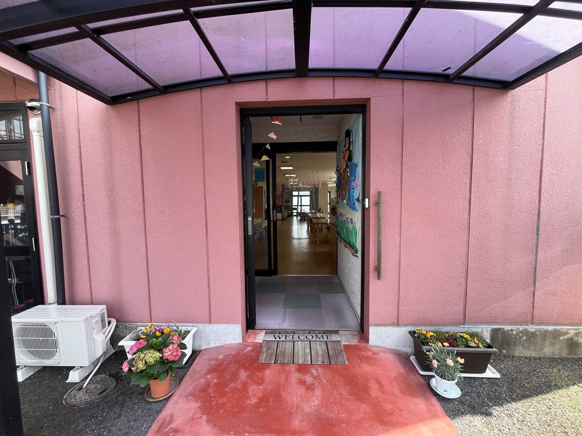 入口に花が飾られた施設