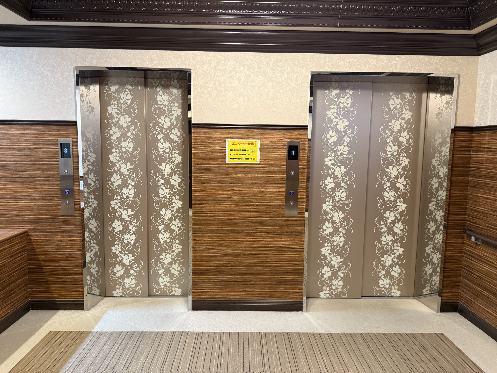 エレベーターの扉