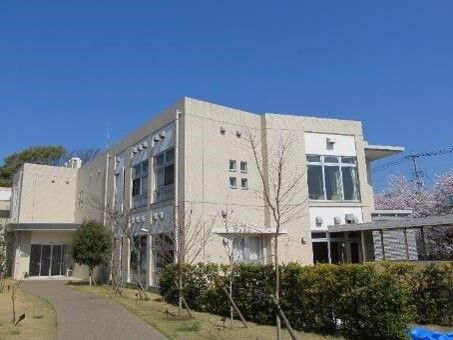 車椅子に乗った高齢女性と寄り添う女性ヘルパー