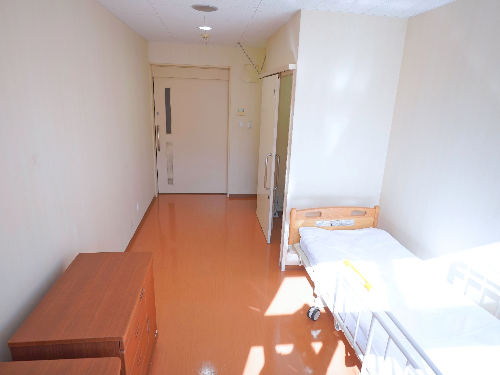 面積の広い、介護ベッドが設置されている居室