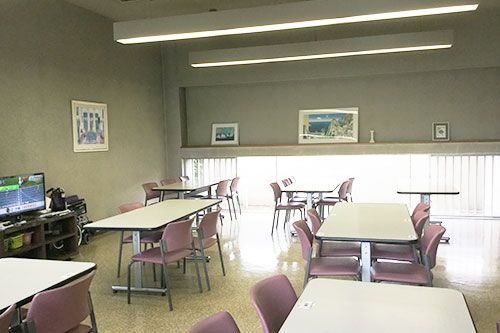 ゆったりとした食事スペース