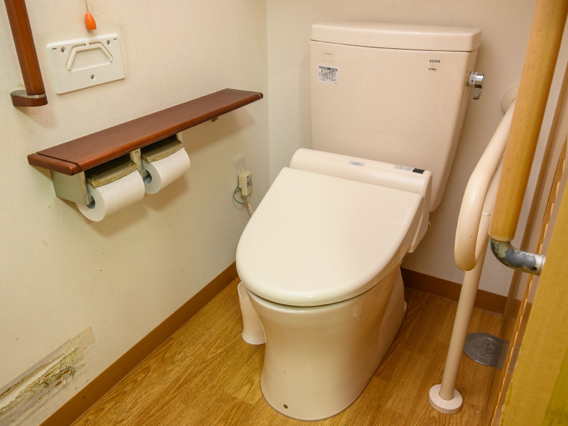 高齢者が使うことを配慮して手すりが設置されているトイレ