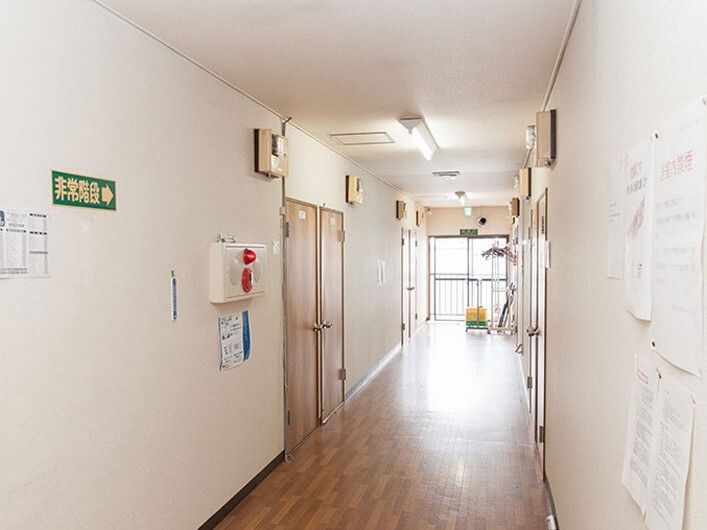 フロアに余計なものは置かれておらず、突き当りに大きな窓があり、幅の広いまっすぐな廊下。