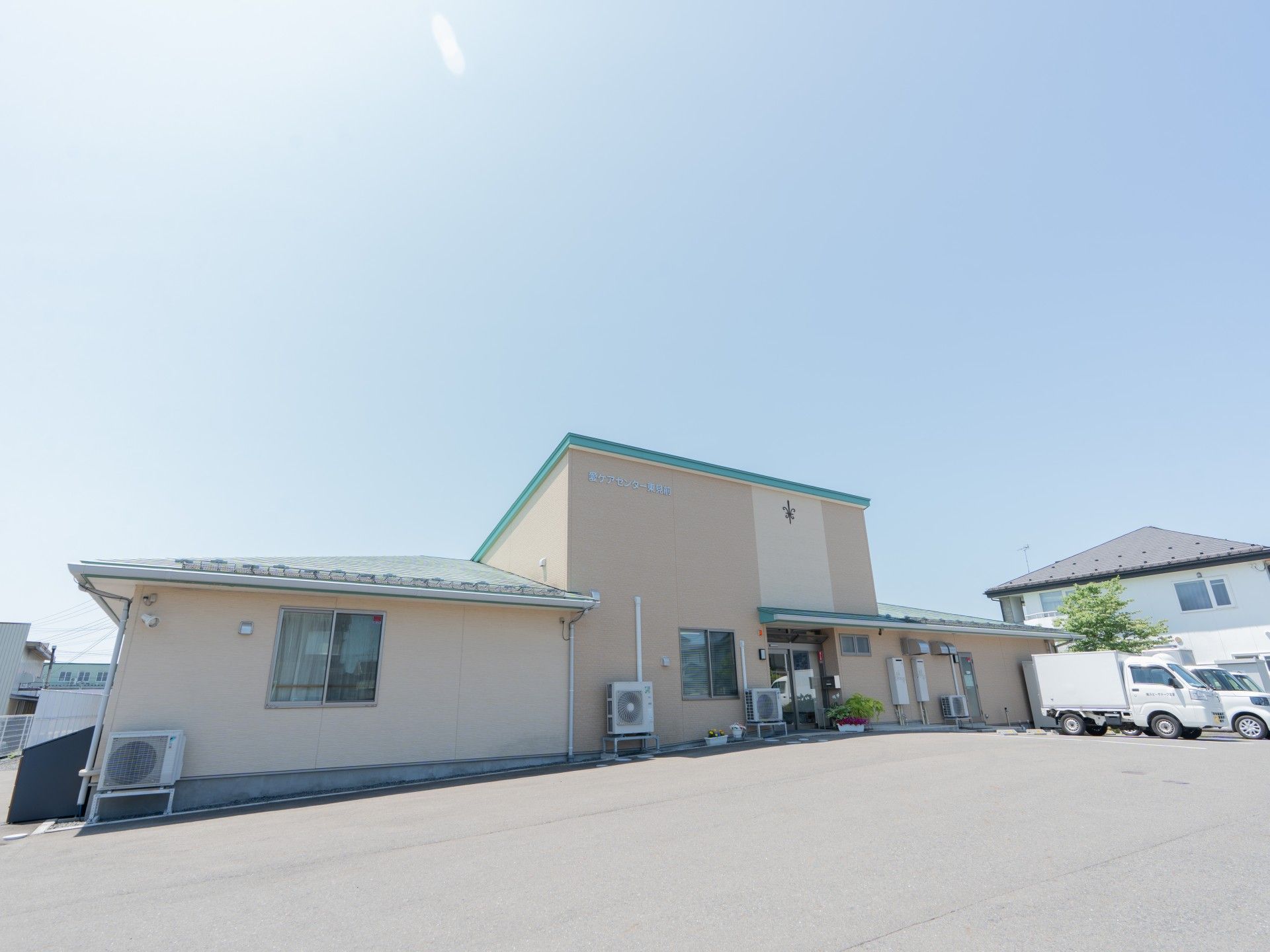 広い駐車場の建物外観
